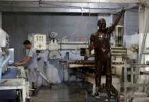 Zeca Pagodinho homenageado com estátua de bronze em Xerém